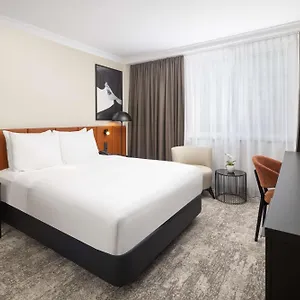 hilton-dusseldorf.topcolognehotels.com/